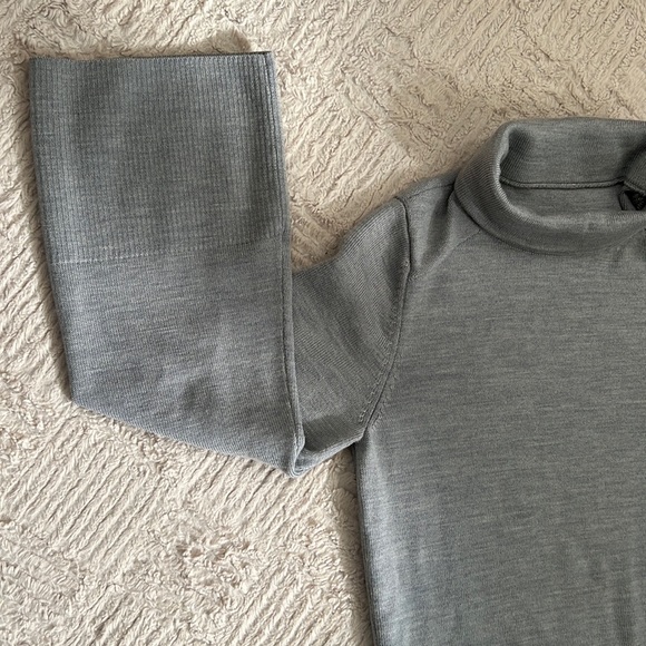 Lululemon City Trek Turtleneck Merino wool in Heathered Silver Drop, Size Small - Picture 11 of 16